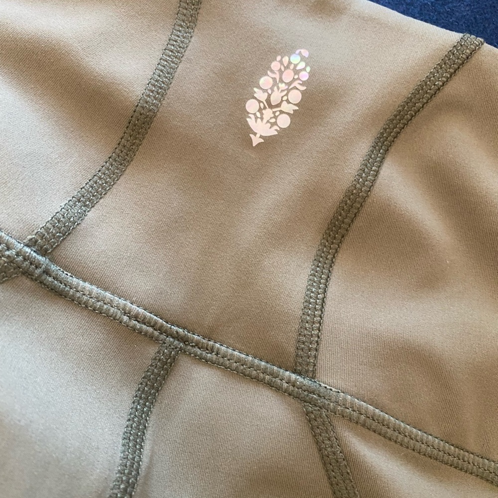 FREE PEOPLE MOVEMENT leggings! NEW💪🏼 Thea leggings have LOTS of pockets!!!!! - Picture 2 of 11